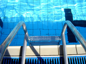 A day in the swimmingpool 4: fresh water in swimmingpool
