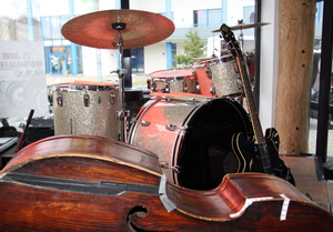 Music instruments: Equipment of a three men band at a performance