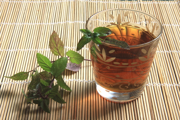 Peppermint tea: Mit tea with mit branches