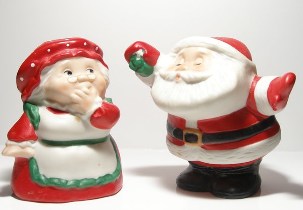 Mr and Mrs Santa: Mr and Mrs Santa salt and pepper shakers