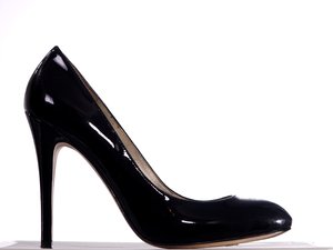 Black high heel shoees: One black womens shoee with high heels