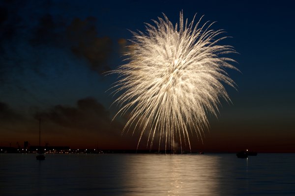 Feuerwerk auf dem Wasser: 