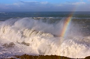 Arco iris sobre el romper de las olas: 