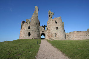Dunstanburgh Castle: Massive ruined castle in an impressive coastal setting in northumberland, north east england
