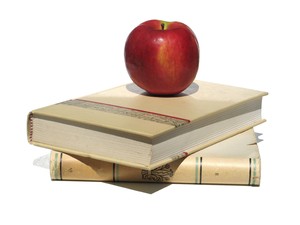 libros antiguos y manzana: 