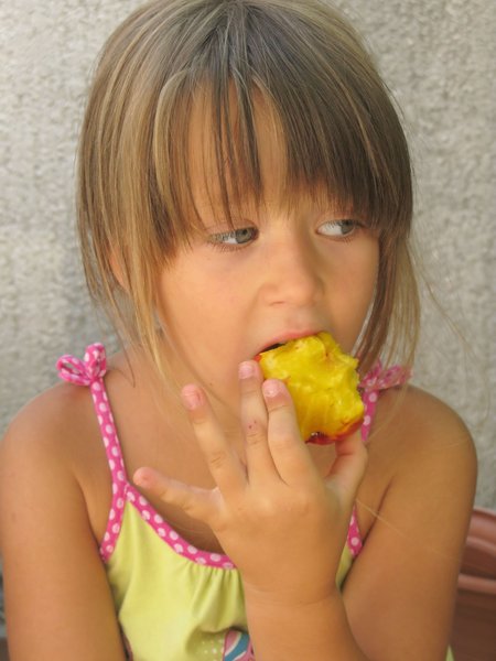 Mädchen essen Pfirsich: 