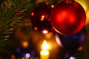 Christmas lights: Christmas balls on a Christmas tree