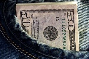 dollars in de zak van een spijkerbroek: 