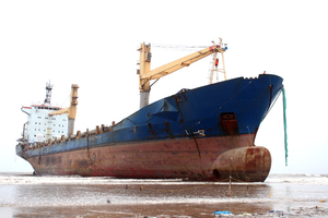 Shipwreck: Shipwreck of the 9000-ton cargo ship at Juhu Beach Mumbai