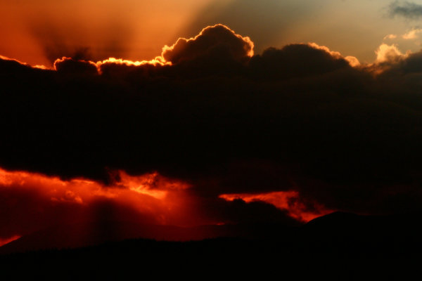 Mountainous Sunset: I couldnt resist uploading this dramatic sunset...