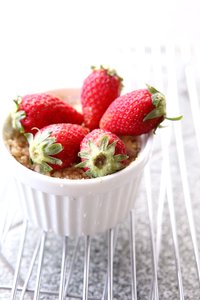 Strawberry Dessert: Delicious berry crumble with strawberries