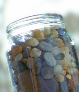 stones in the jam jar: pebbles and stones in a glass jar. Here I would once have used this as a preserving jar, but I hardly ever make preserves or jam anymore... the stones however jammed in quite nicely.