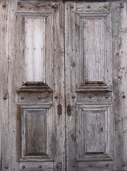 Wooden door: An old wooden door.
