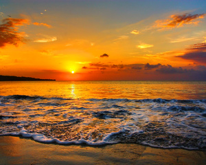 la puesta del sol en la playa de Bali: 