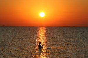Sonnenaufgang mit einem Fischer: 