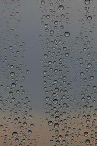Gotas de lluvia en la ventana 3: 