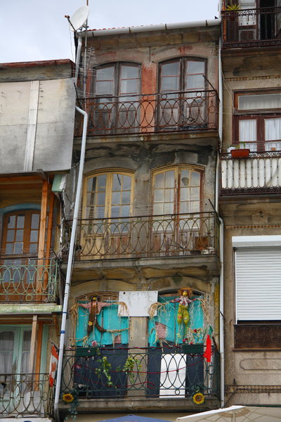 Scarecrow couple: Scarecrow couple in urban decay evironment. Oporto city. Portugal. EU