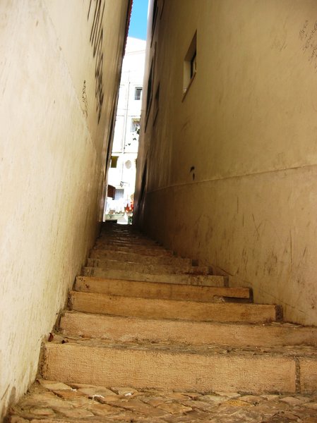 smalle straat met trappen: 