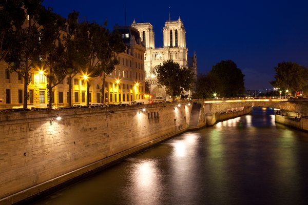 Paris sur Seine Twilight: Long exposure twilight photo from Paris, France, along the River Seine near the Notre-Dame Cathedral.
