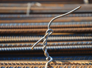 knot of a kind: knot of steel wire to keep reinforcement bars together.