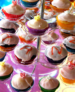 birthday cakes: iced birthday cupcakes