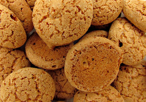 almond cookies: small sweet almond biscuits
