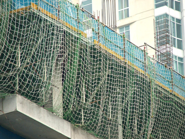 construction safety mesh: protective safety netting at construction site