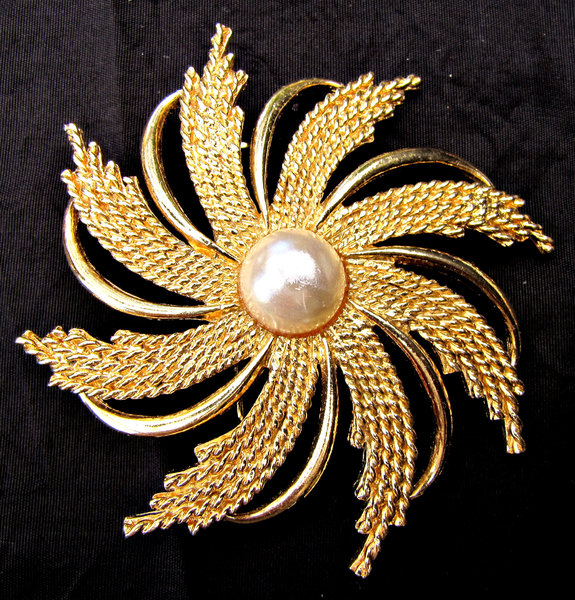 adornos de oro y perlas: 