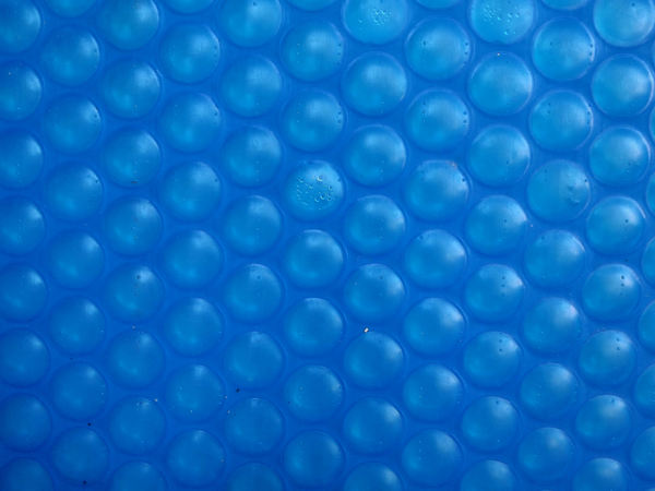 bubble blue4: large  roll of firm blue bubble plastic