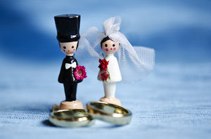 Wooden wedding couple: Tiny wooden wedding couple