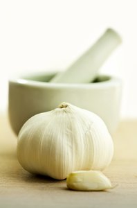 Garlic medicinal: medicinal garlic with mortal and pestle