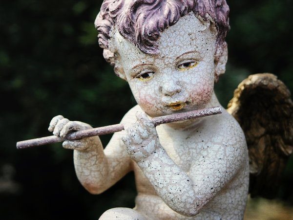 Angel with flute: garden figurine