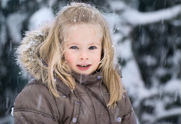 Child in the snow: Portrait in the snow